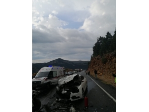 Antalya’da Otomobiller Çarpıştı: 4 Ölü, 2 Yaralı