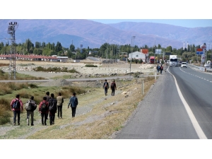 Umuda Yolculuk İçin Günlerce Yol Yürüyorlar