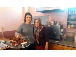 Üniversite Mezunu Ve Kpss 84.’sü Genç Kız, Babasının Çay Ocağında Çaycılık Yapıyor