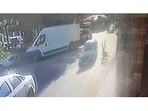 Otomobil Bisikletliye Böyle Çarptı