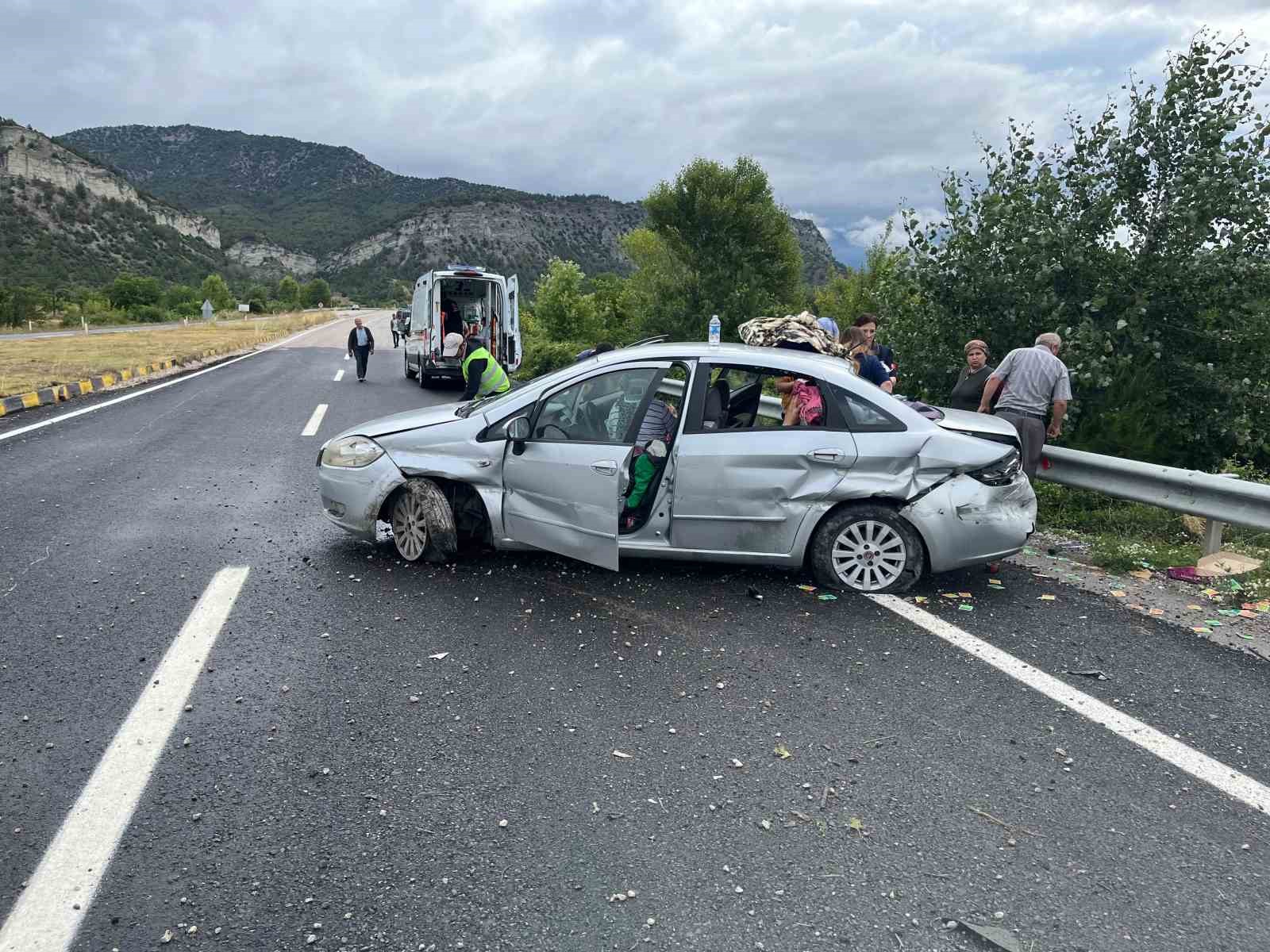kontrolden-cikan-otomobil-demir-bariyerlere-carpti-5-yarali