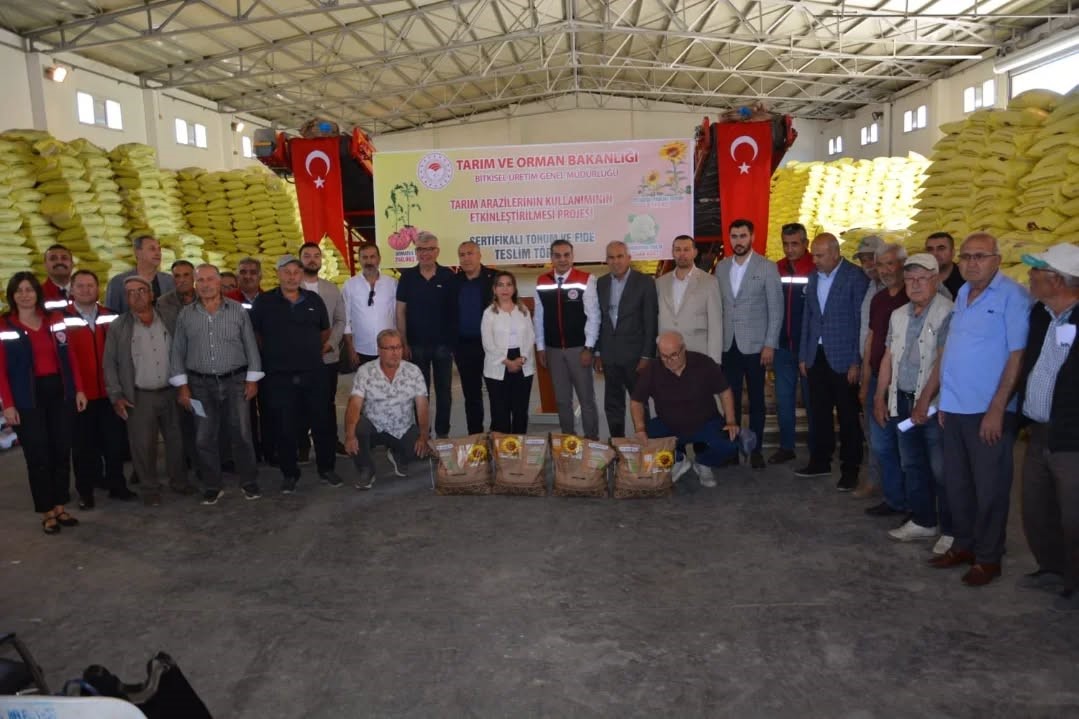 aydin-da-9-bin-kilonun-uzerinde-aycicegi-tohumu-ureticiye-dagitildi