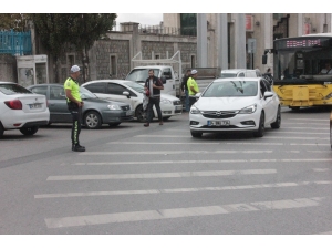 Trafikte Araçta Sigara İçen Sürücü Polise Yakalandı, "Yakmadan Önce De Aklıma Gelmişti" Dedi
