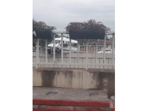 Servis Minibüsü Bariyer Sayesinde Aşağı Düşmekten Kurtuldu