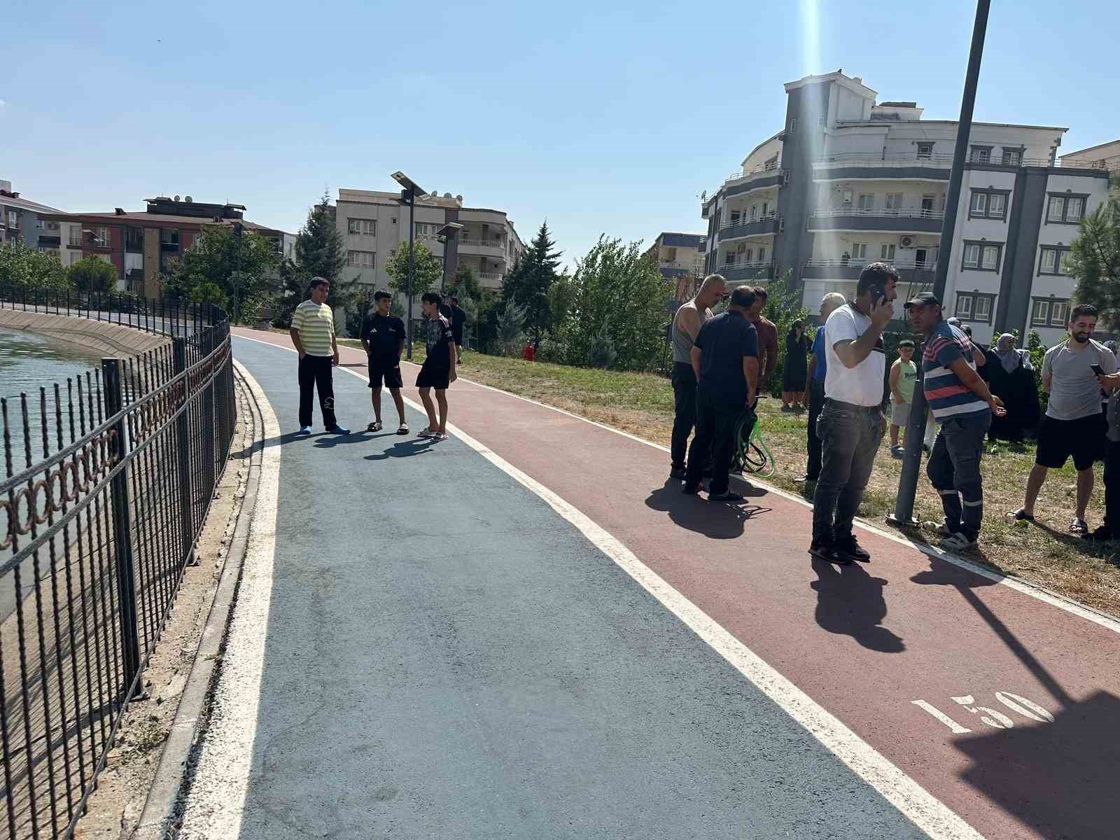 batman-da-selfie-cekerken-sulama-kanalina-dustu-vatandaslar-kurtardi