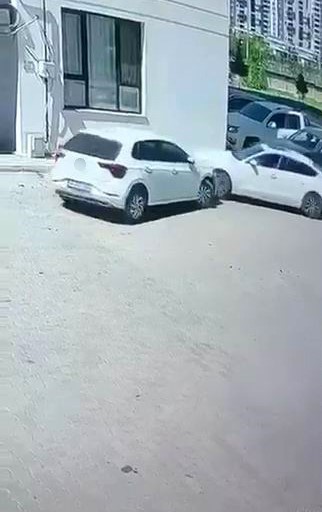 once-park-halindeki-araca-ardindan-duvara-carpti