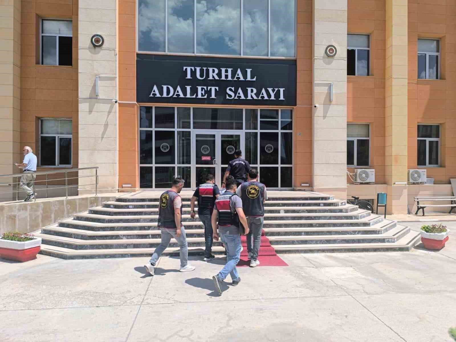 tokat-ta-24-yil-9-ay-hapis-cezasi-bulunan-firari-jandarma-operasyonuyla-yakalandi