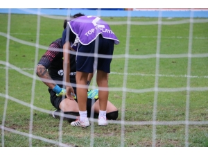 Kaleciyi Top Toplayıcı Çocuk Teselli Etti