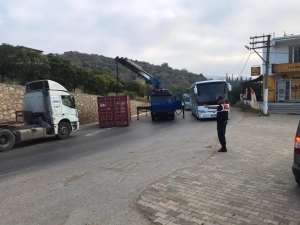 Bursa’da Seyir Halindeki Tırdan Düşen Konteyner Tehlike Saçtı