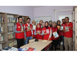 Gençlerin İyilik Ağacı Kitap Açtı