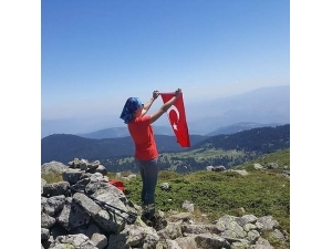 2 Bin 72 Metre Yüksekliğe Tırmanıp Türk Bayrağı Astılar