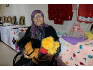 80 Yaşında Öğrenci Oldular, Gençlere Taş Çıkarttılar