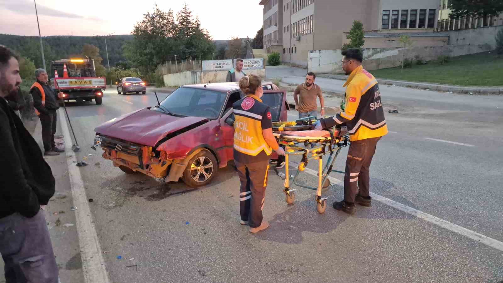 kontrolden-cikan-otomobil-aydinlatma-diregine-carpti-surucu-yaralandi