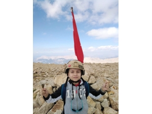7 Yaşındaki Kartal, 3 Bin Metre Zirvede Türk Bayrağı Açtı