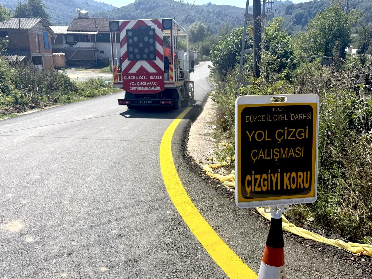 akcakoca-da-koy-yollarinda-yol-cizgileri-ve-kasisler-yenilendi