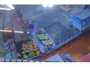 Manav Tezgahındaki Deri Montu Çalan Kadın Kamerada