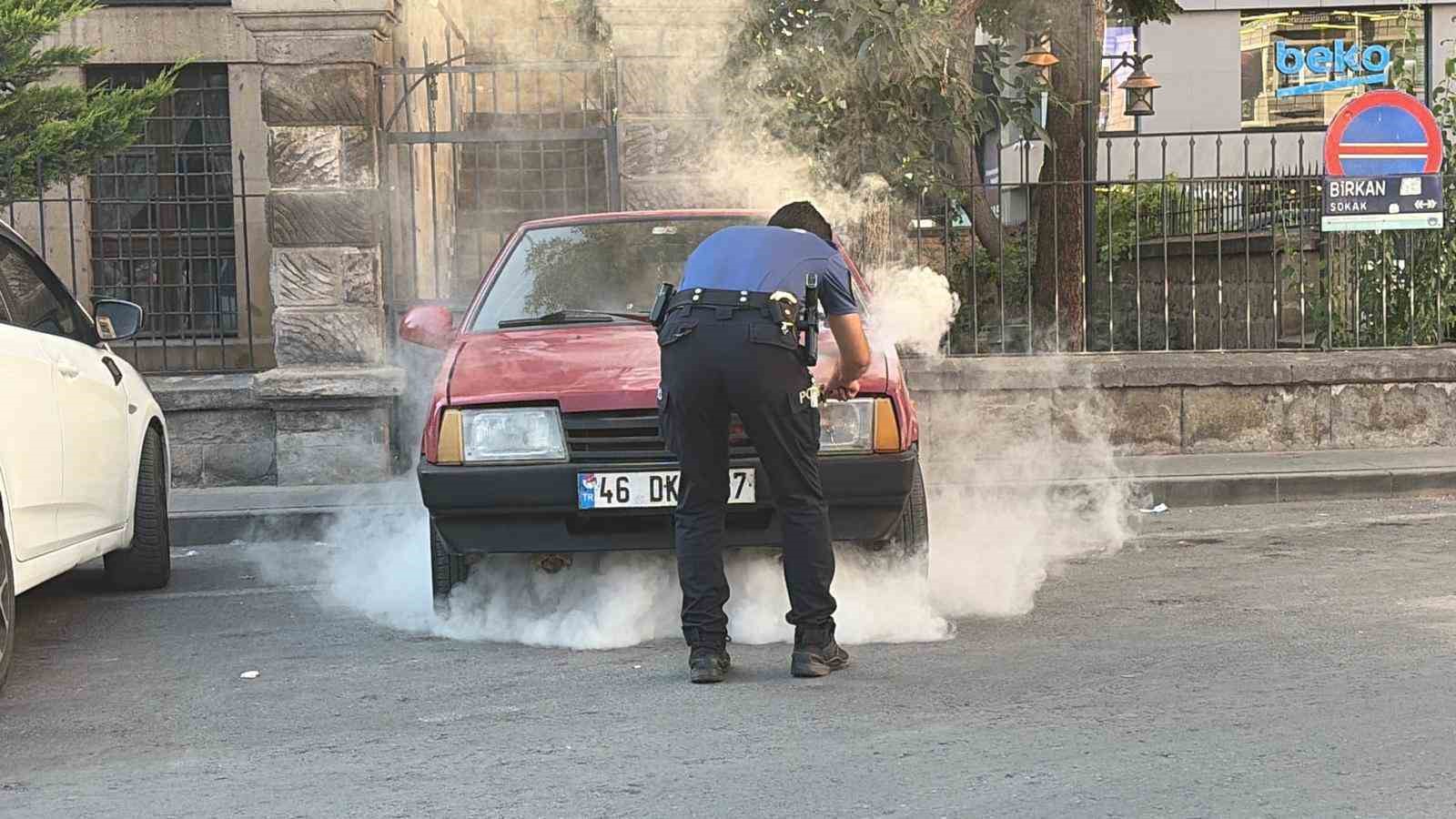 kayseri-de-park-halindeki-otomobilde-yangin