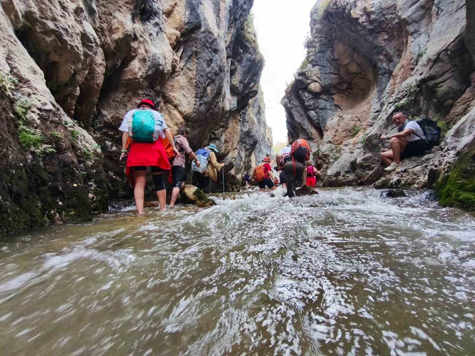 gumushane-de-dogaseverler-yilanli-kanyon-u-kesfetti