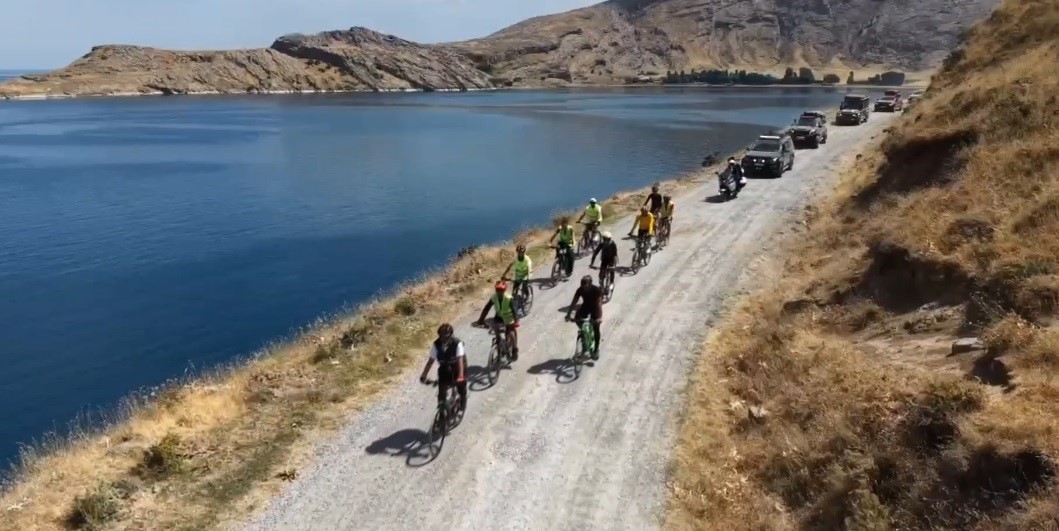 dogaseverler-van-golu-nun-sakli-cennetine-pedal-cevirdi