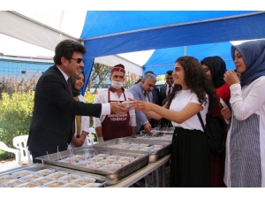 7 Aralık Üniversitesinde Aşure Dağıtıldı