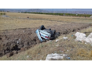 Gölbaşı’nda Hafif Ticari Araç Takla Attı: 2 Yaralı