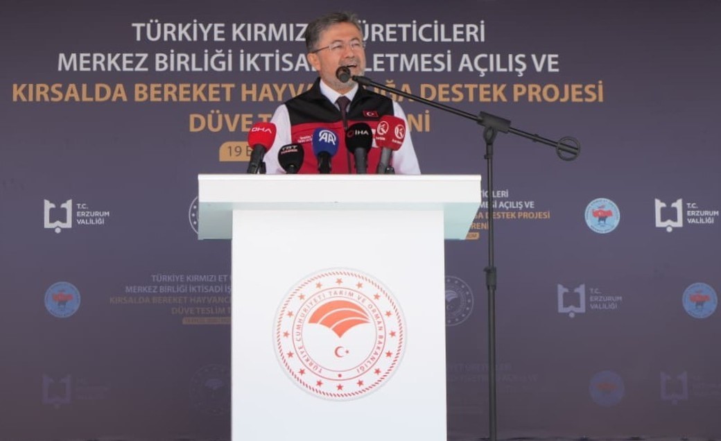 bakan-yumakli-erzurum-da-acikladi-artik-hayvan-asisi-ve-kimliklendirme-ucreti-alinmayacak