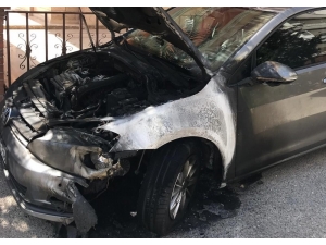 Gece Yarısı Otomobile Benzin Döküp Kundakladılar