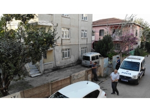 Sancaktepe’de Çatlaklar Oluşan 2 Katlı Bina Boşaltıldı