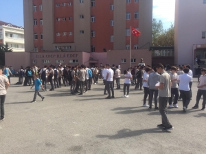 Depremin Ardından Kalp Krizi Geçiren Öğretmen Hayatını Kaybetti