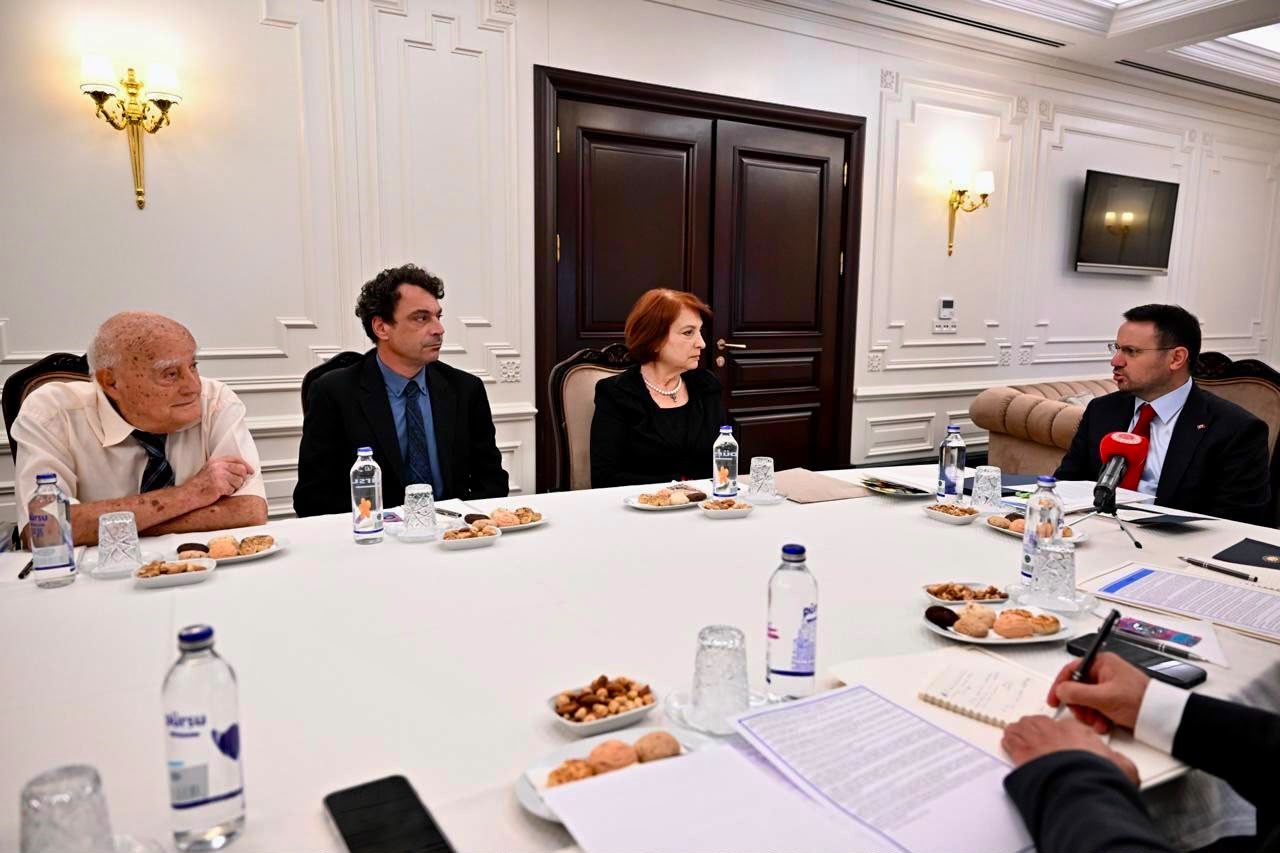 adalet-bakani-gurlek-ugur-mumcu-nun-ailesiyle-gorustu