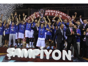 Şampiyon Anadolu Efes Kupasını Aldı