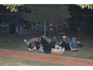 İstanbullular Geceyi Parklarda Geçiriyor