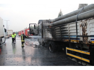 Balataları Tutuşan Tır Yanarak Kullanılamaz Hale Geldi