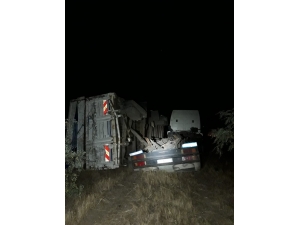 Odun Yüklü Kamyon Devrildi