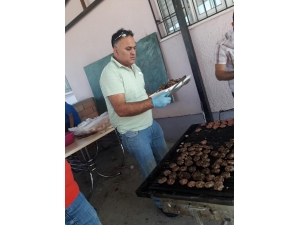 Çocuklar Devamsızlık Yapmasın Diye Muhtar Ocak Başına Geçti