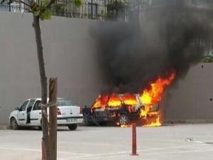 Sinop’ta Hastane Bahçesinde Otomobil Yangını
