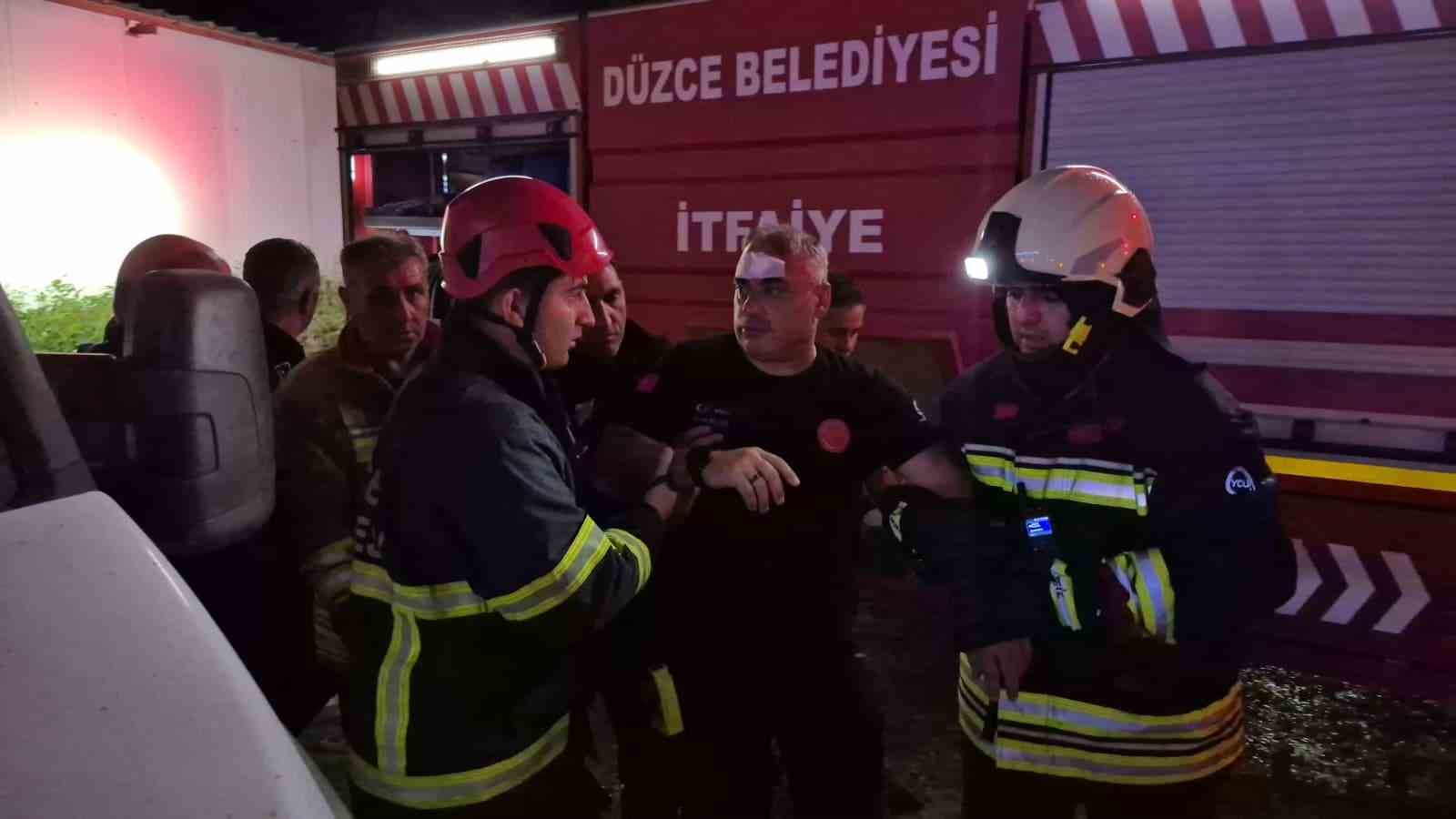 duzce-de-fabrikadaki-yanginda-uzerine-cati-dusen-itfaiyeci-yaralandi