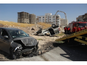 Otomobil İle Hafif Ticari Araç Çarpıştı: 1’i Ağır 2 Yaralı
