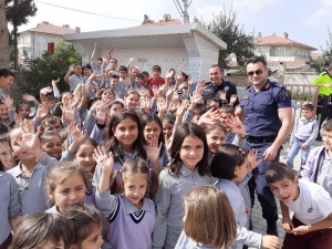 Hayırsever Muhtar’dan Öğrencilere Kütüphane Sürprizi