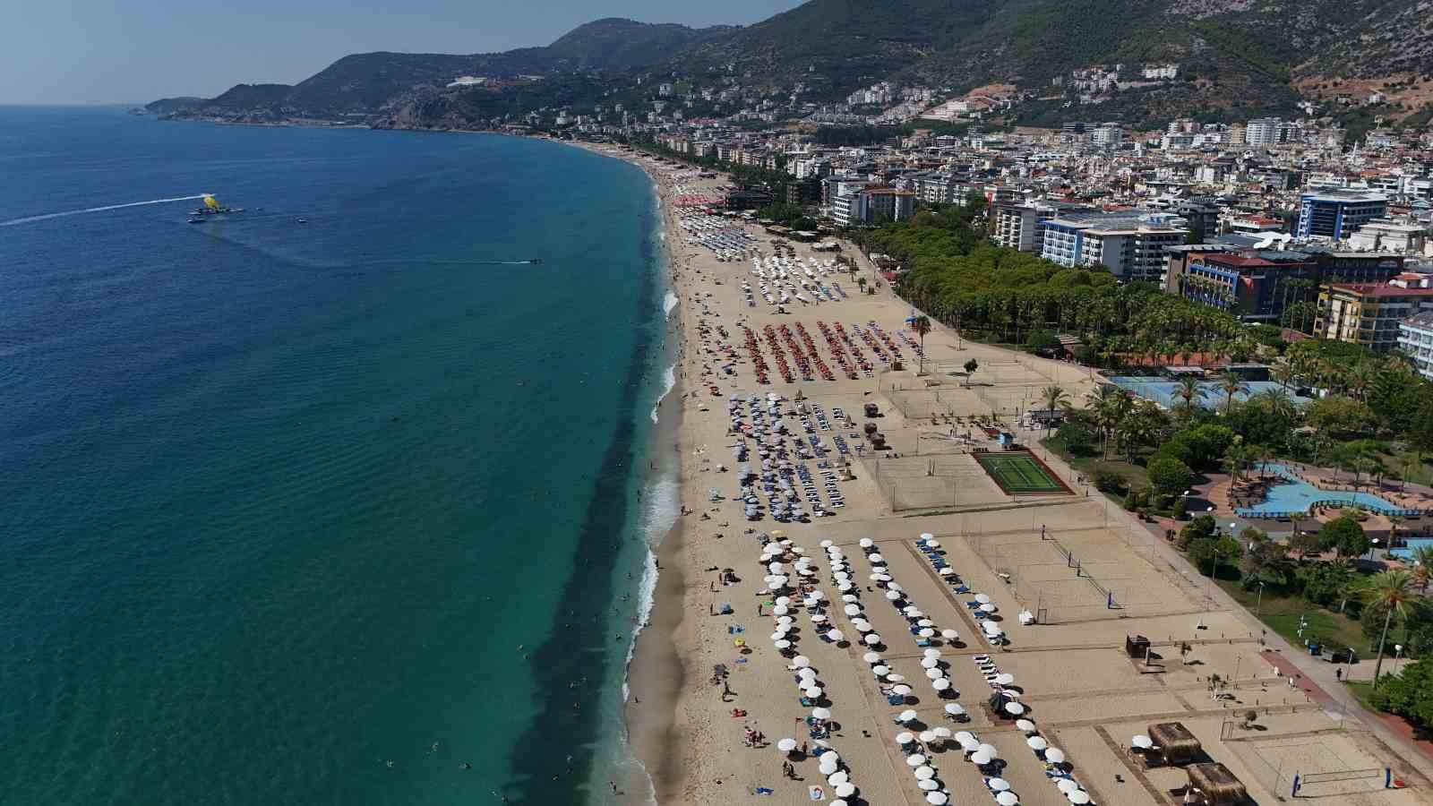 alanya-da-1-eylul-de-sahiller-doldu-tasti
