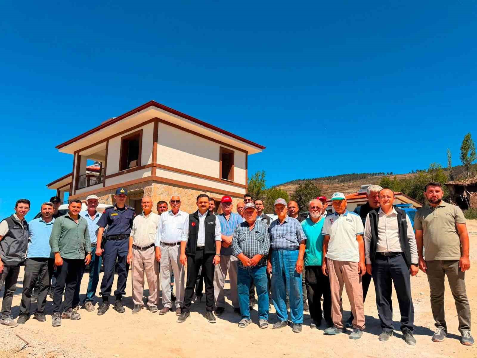 kaymakam-titiz-yangin-bolgesinde-yapimi-suren-konutlari-inceledi