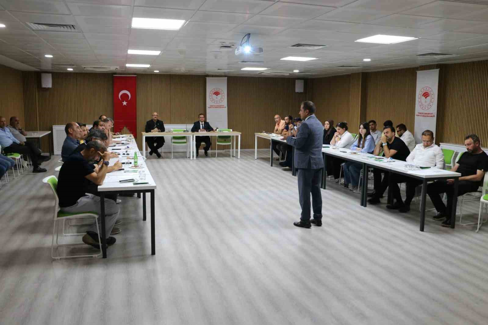 erzincan-toplu-sera-bolgesi-yatirimcilariyla-degerlendirme-toplantisi-yapildi