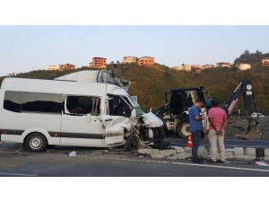 Öğrenci Servisi İle İş Makinesi Çarpıştı: 11 Yaralı