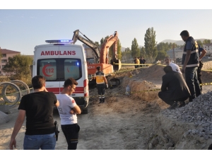 Bulanık’ta Ekskavatör İle Duvar Arasında Sıkışan İşçi Hayatını Kaybetti
