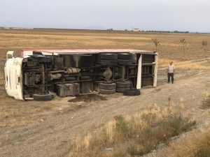 Ev Eşyası Taşıyan Kamyon Devrildi: 1 Yaralı