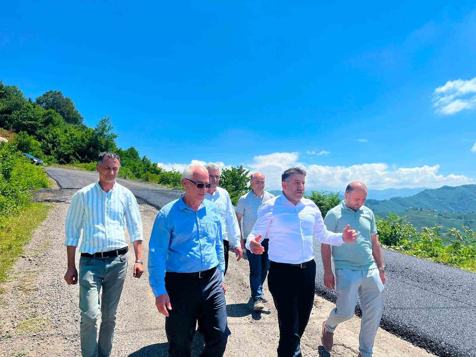 ulubey-de-sicak-asfalt-ve-beton-yol-calismalari-devam-ediyor