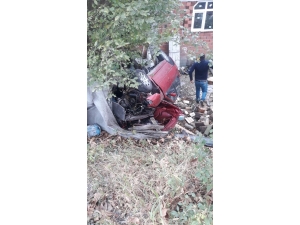 Otomobil Evin Bahçesine Uçtu: 3 Yaralı
