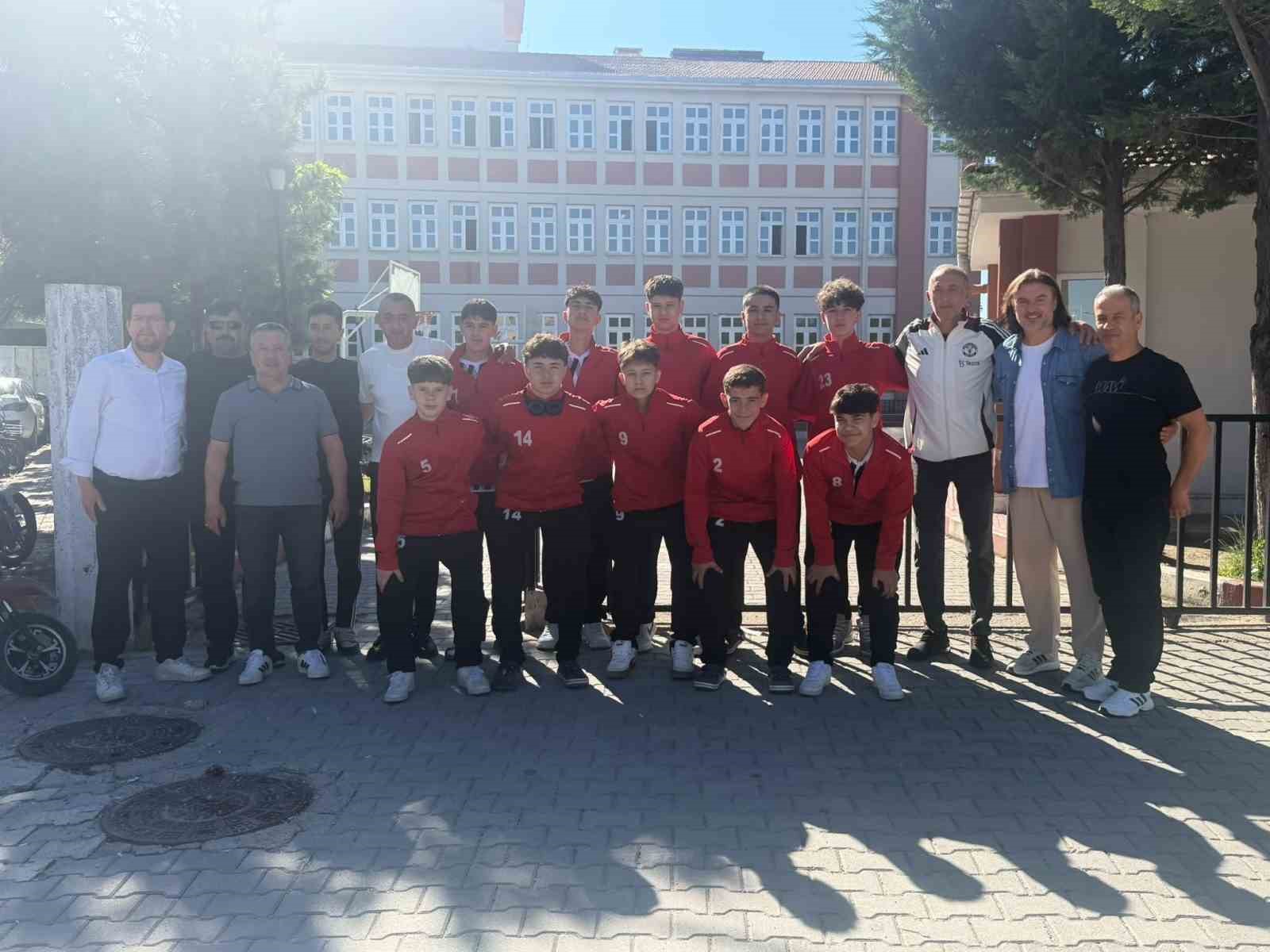 moymul-ortaokulu-futsal-takimi-turkiye-nin-en-iyi-8-takimi-arasinda