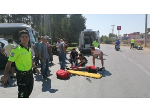 Komyonetin Çarpıp 20 Metre Sürüklediği Kasksız Motosiklet Sürücüsü Ağır Yaralandı