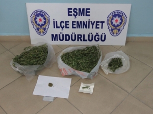 Otomobilde Ve Evde 2 Kilo 200 Gram Esrar Yakalandı: 3 Gözaltı